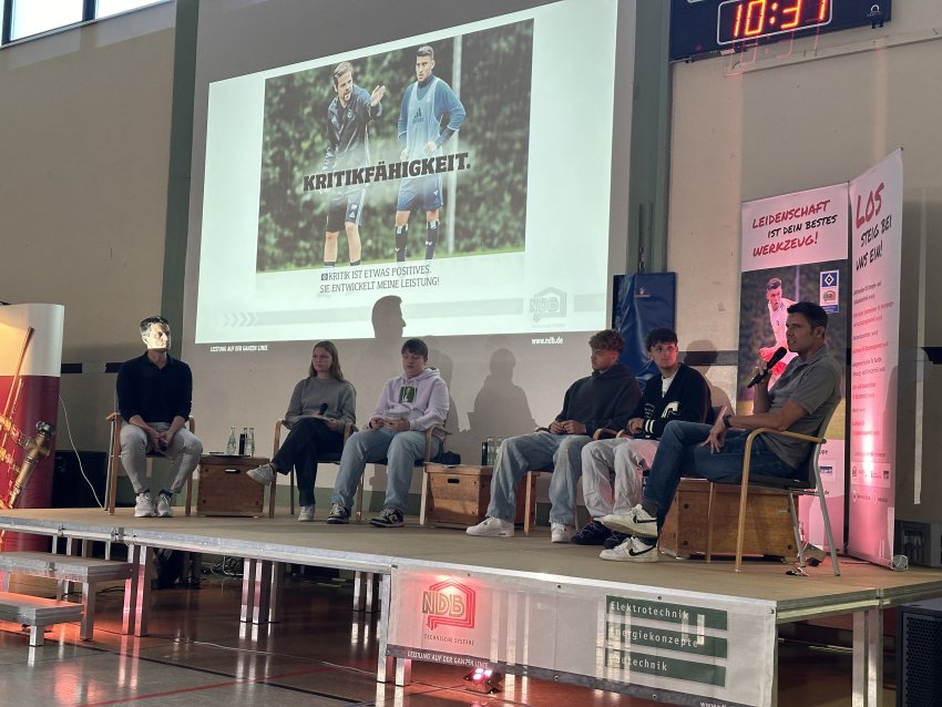 Mark Schober, Lina Voß, Johannes Mögling, Niklas Tuppeck, Otto Stange und Sönke Kreibich (von links nach rechts) diskutierten 90 Minuten über Parallelen aus dem Alltag der Schüler und der HSV-Kicker