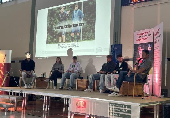 Mark Schober, Lina Voß, Johannes Mögling, Niklas Tuppeck, Otto Stange und Sönke Kreibich (von links nach rechts) diskutierten 90 Minuten über Parallelen aus dem Alltag der Schüler und der HSV-Kicker